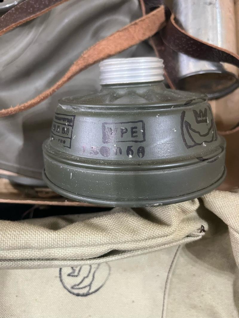WW2 FINNISH MODEL 39 GAS MASK SET IN BOX — image 3