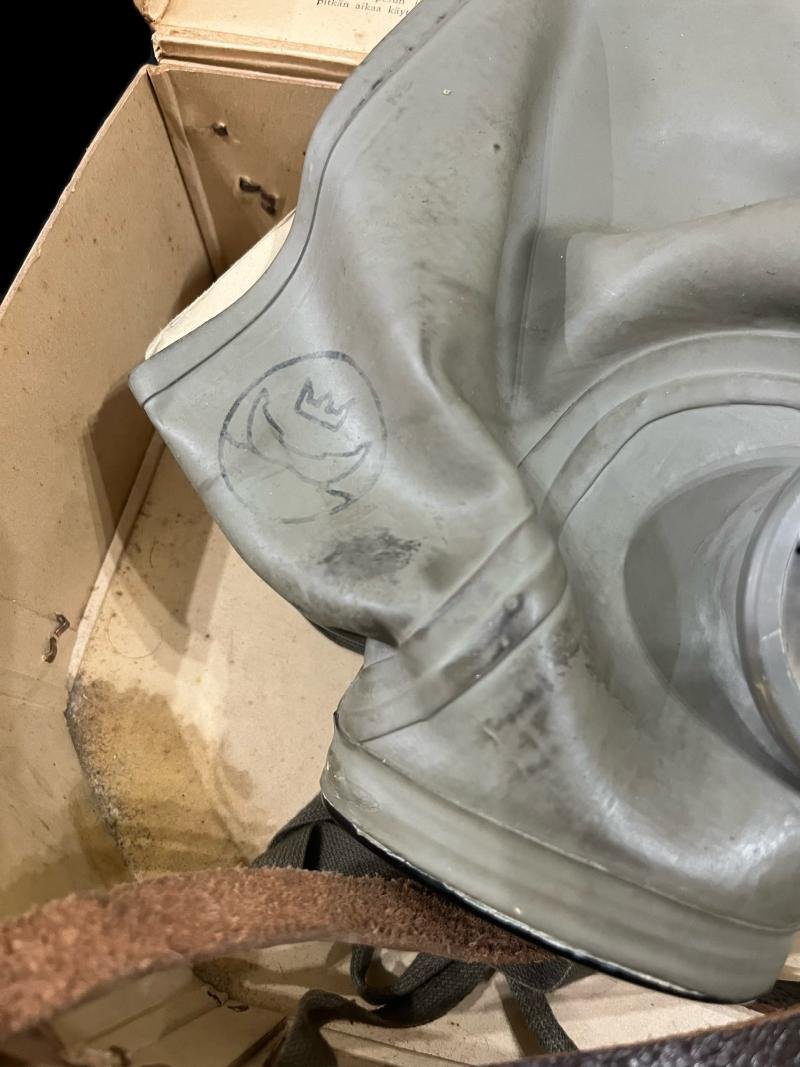 WW2 FINNISH MODEL 39 GAS MASK SET IN BOX — image 6