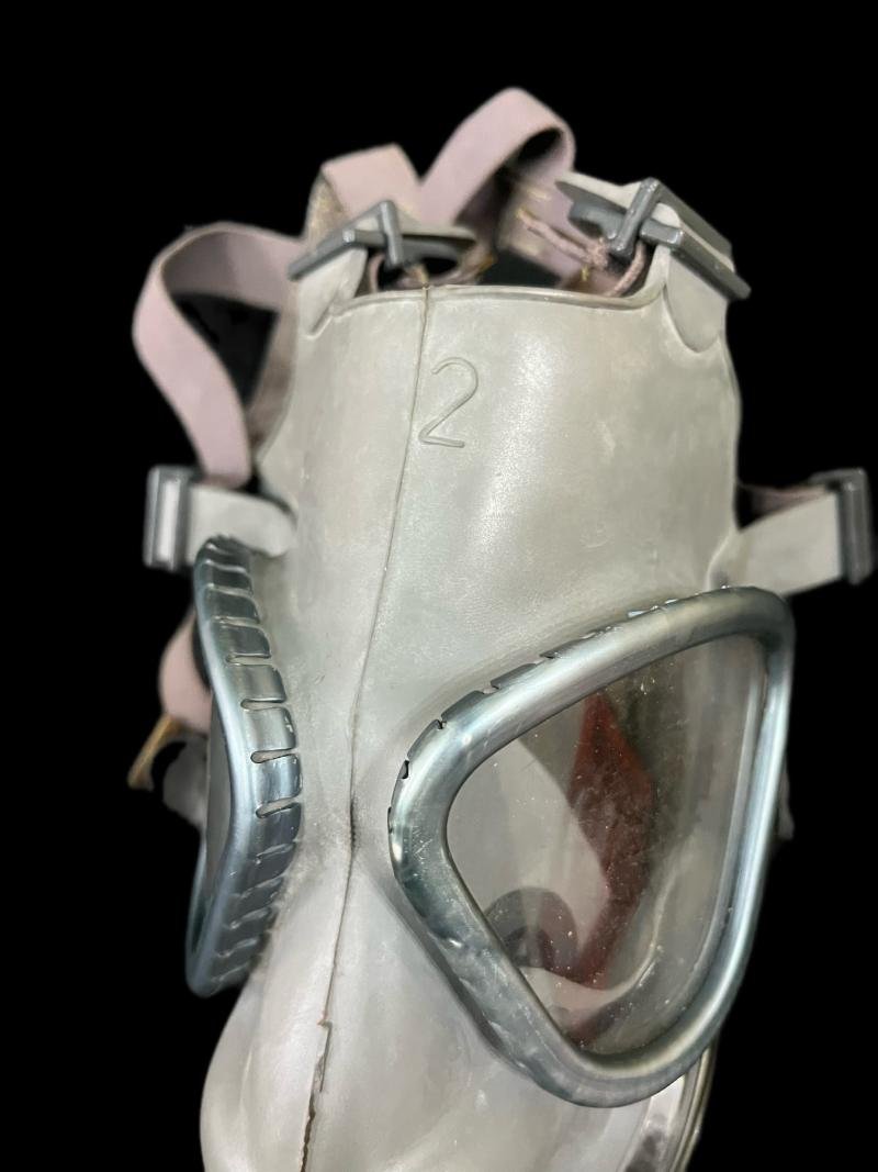 FINNISH M61 GAS MASK WITH FILTER — image 2