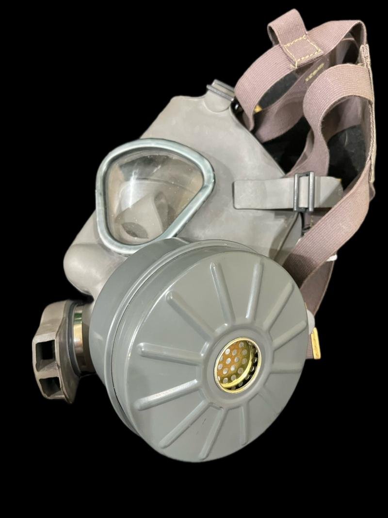 FINNISH M61 GAS MASK WITH FILTER — image 3