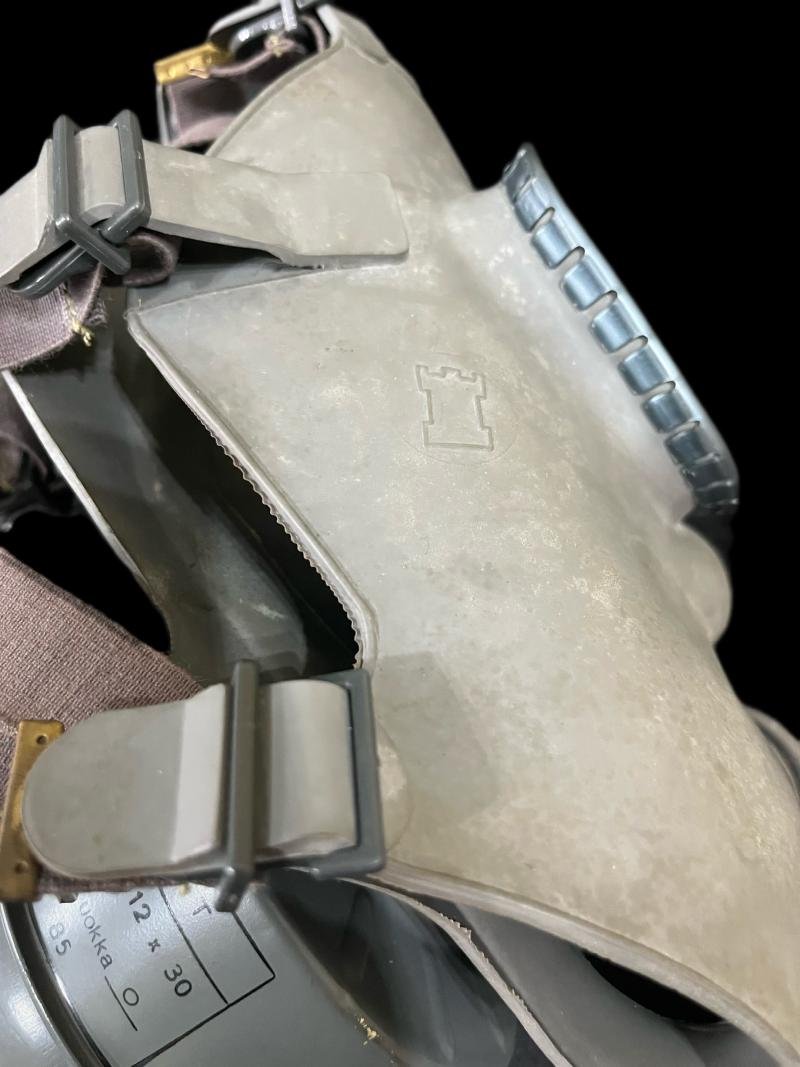 FINNISH M61 GAS MASK WITH FILTER — image 4