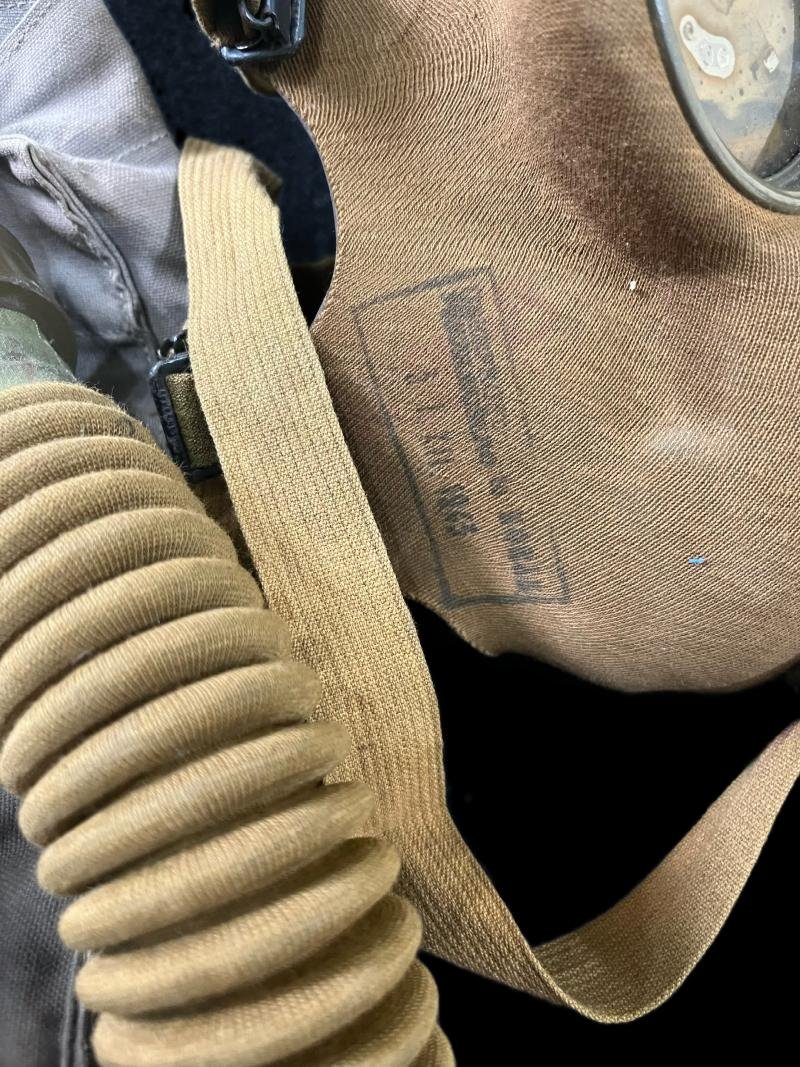 WW2 CZECH FATRA VZ-35 GAS MASK WITH FILTER AND BAG — image 3