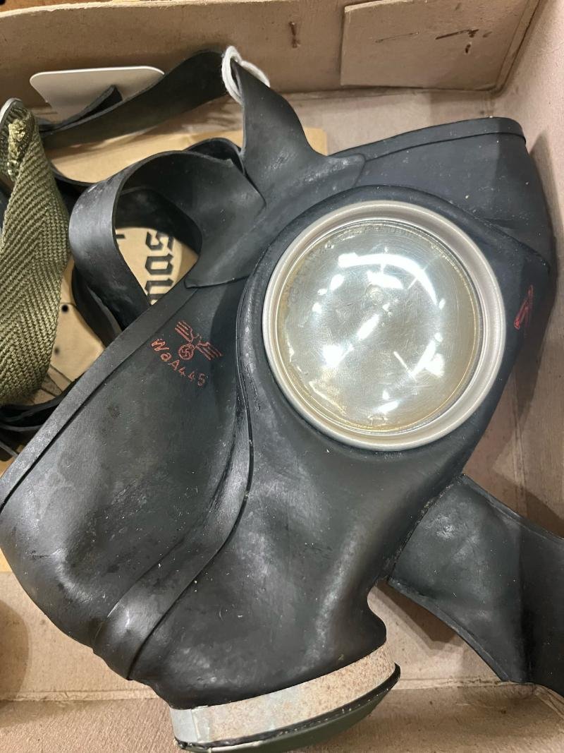 WW2 GERMAN VM-40 GAS MASK IN ORIGINAL BOX — image 2