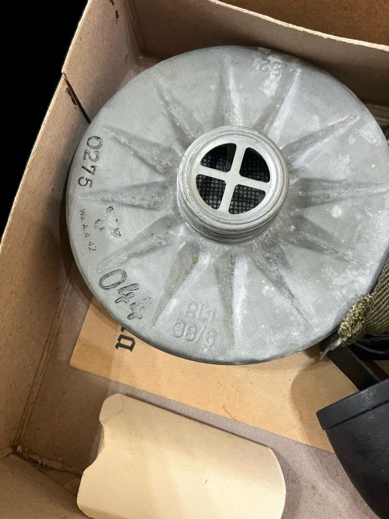 WW2 GERMAN VM-40 GAS MASK IN ORIGINAL BOX — image 3