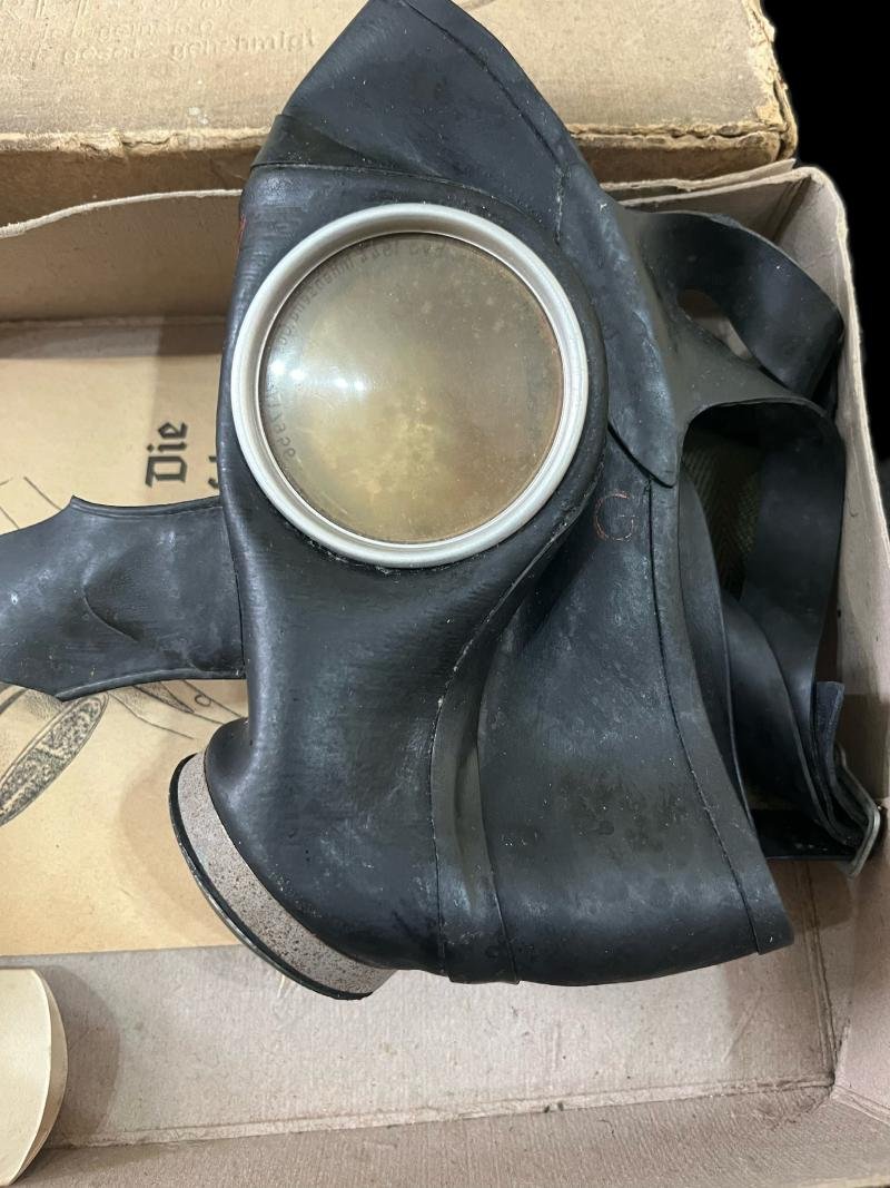 WW2 GERMAN VM-40 GAS MASK IN ORIGINAL BOX — image 5