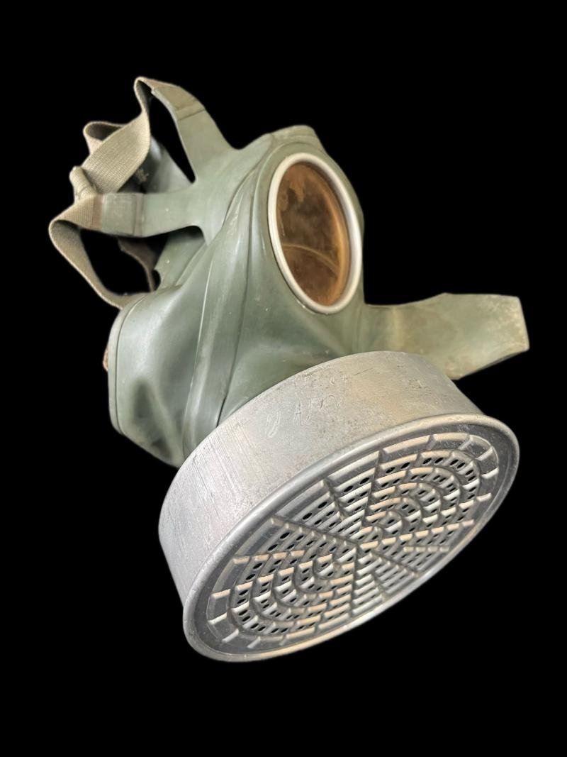 WW2 GERMAN VM-40 GAS MASK AND FILTER (FEMALE) — image 2