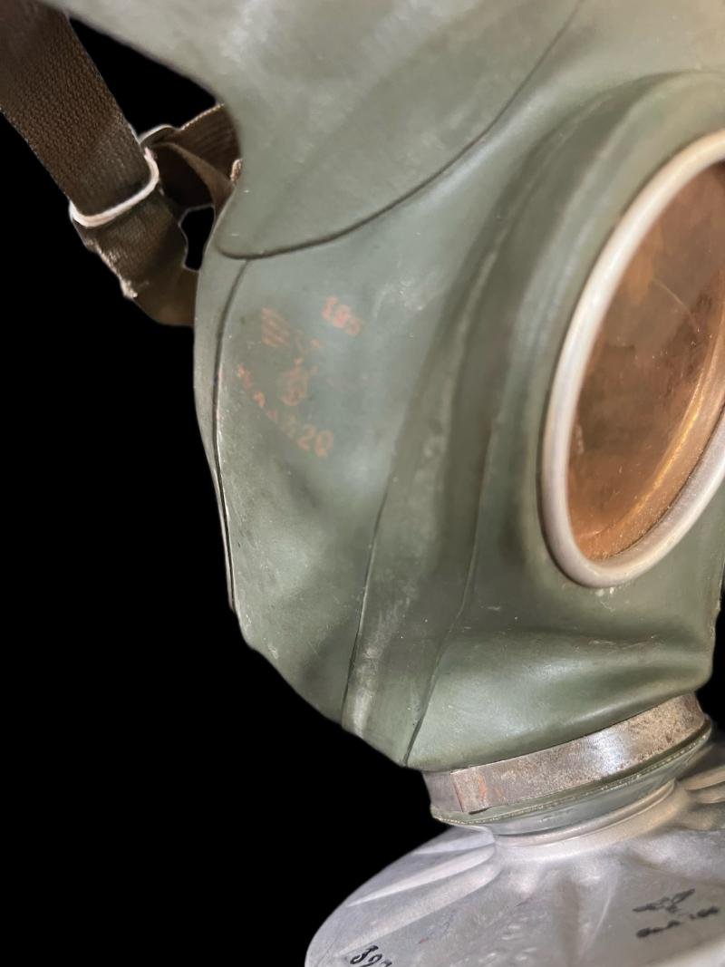 WW2 GERMAN VM-40 GAS MASK AND FILTER (FEMALE) — image 3