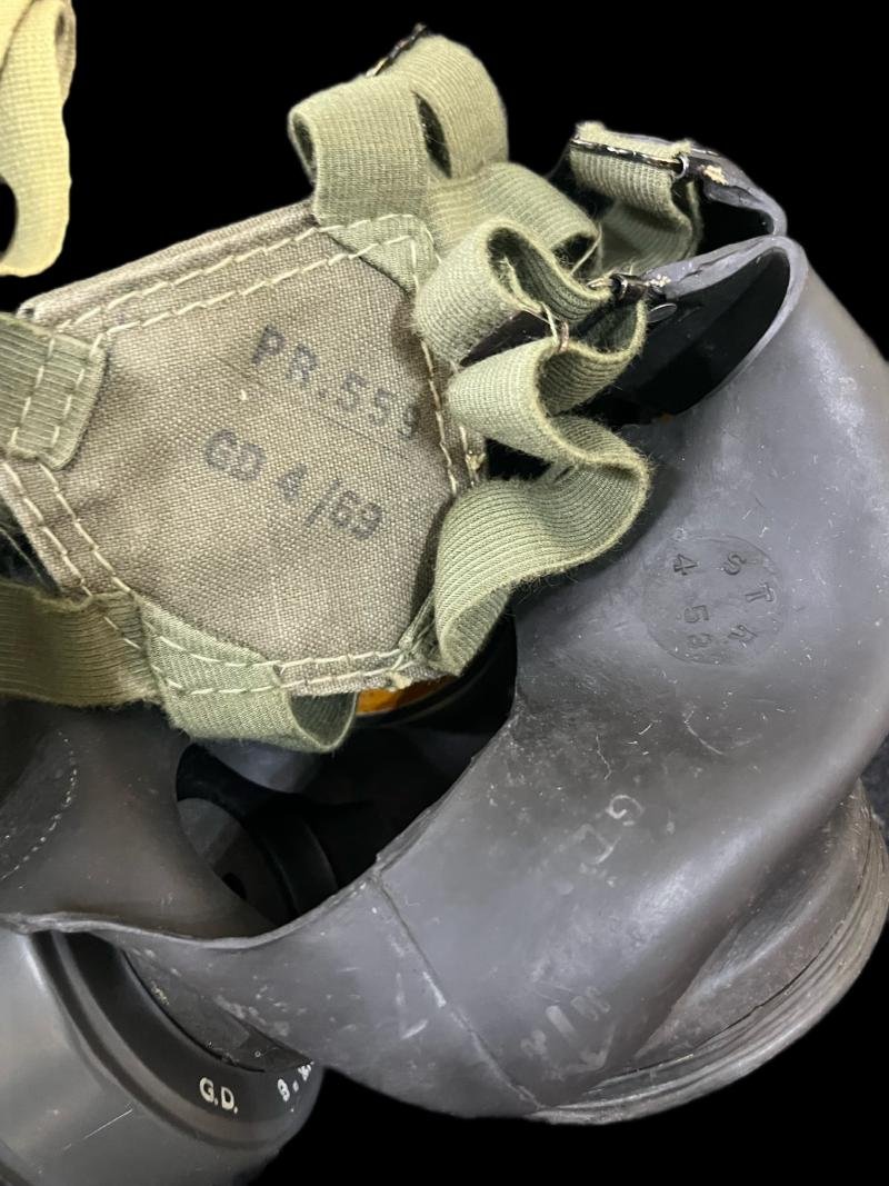 BRITISH LIGHT WEIGHT MK.VI GAS MASK WITHA WW2 POUCH — image 4