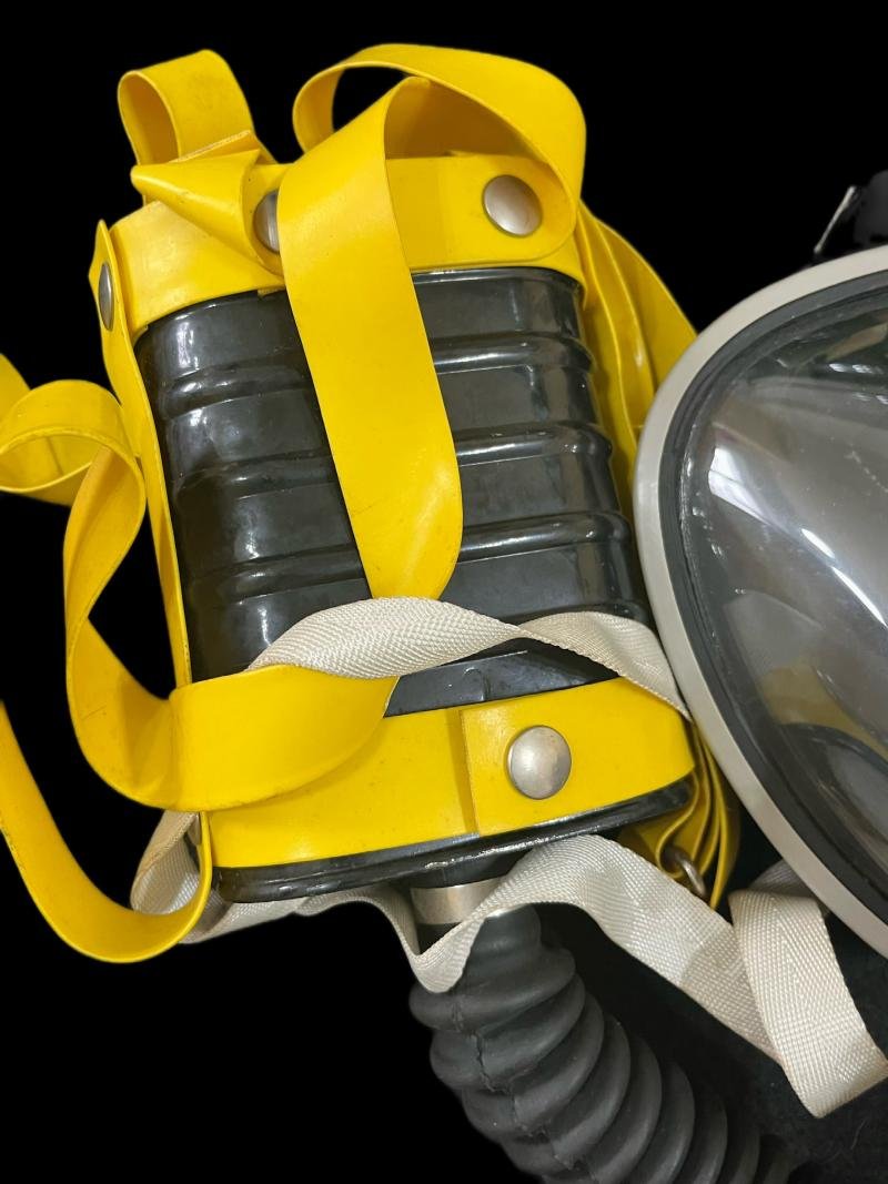 BRITISH SIEBE GORMAN ESSGEE GAS MASK AND FILTER — image 2