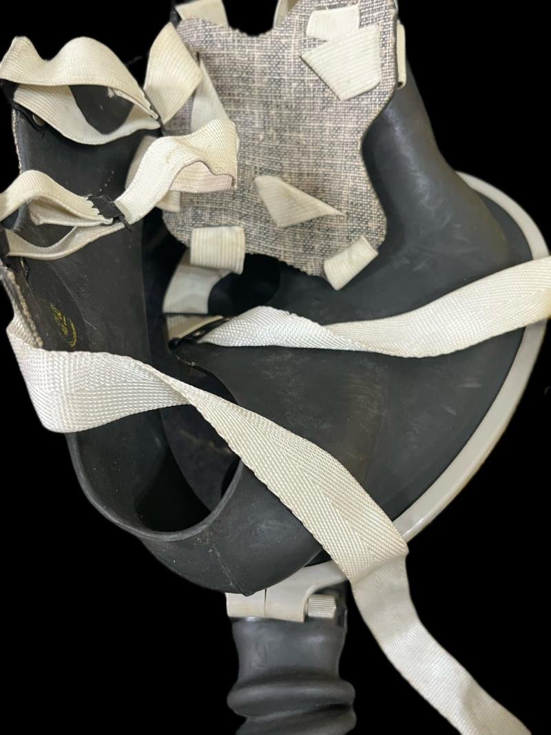 BRITISH SIEBE GORMAN ESSGEE GAS MASK AND FILTER — image 5