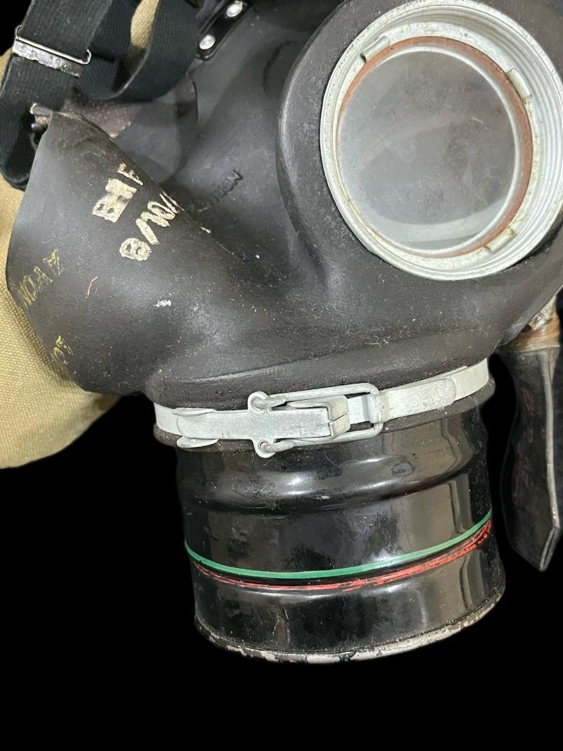 WW2 BRITISH GAS MASK IN BAG — image 2