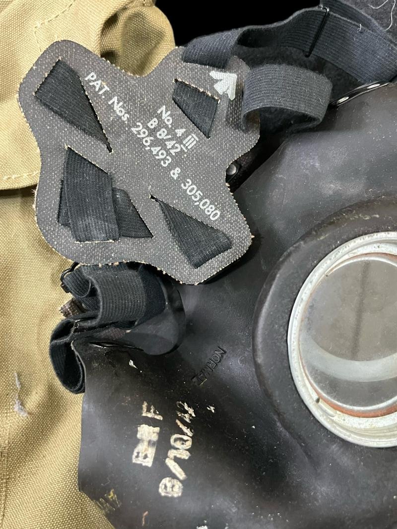 WW2 BRITISH GAS MASK IN BAG — image 3