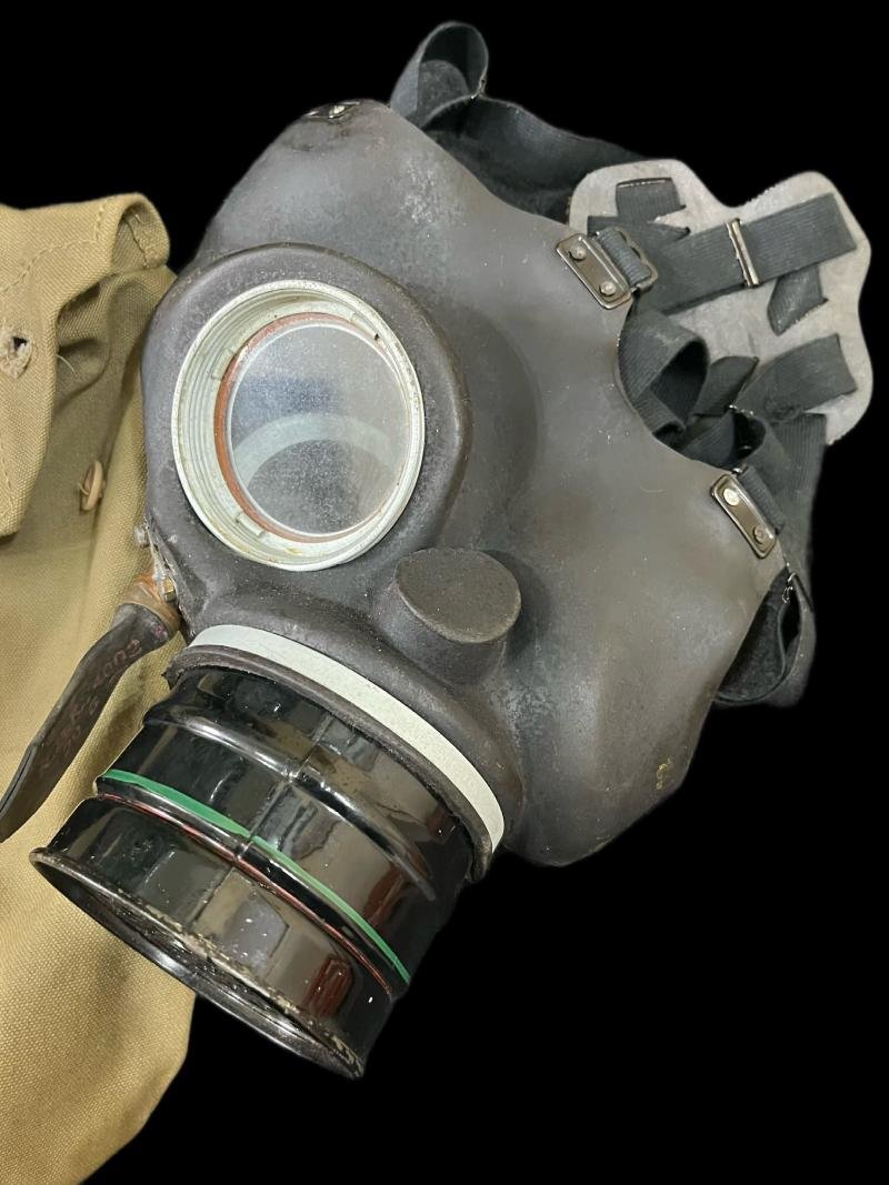 WW2 BRITISH GAS MASK IN BAG — image 4