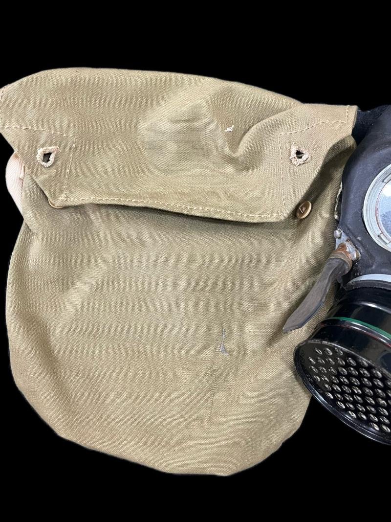 WW2 BRITISH GAS MASK IN BAG — image 6