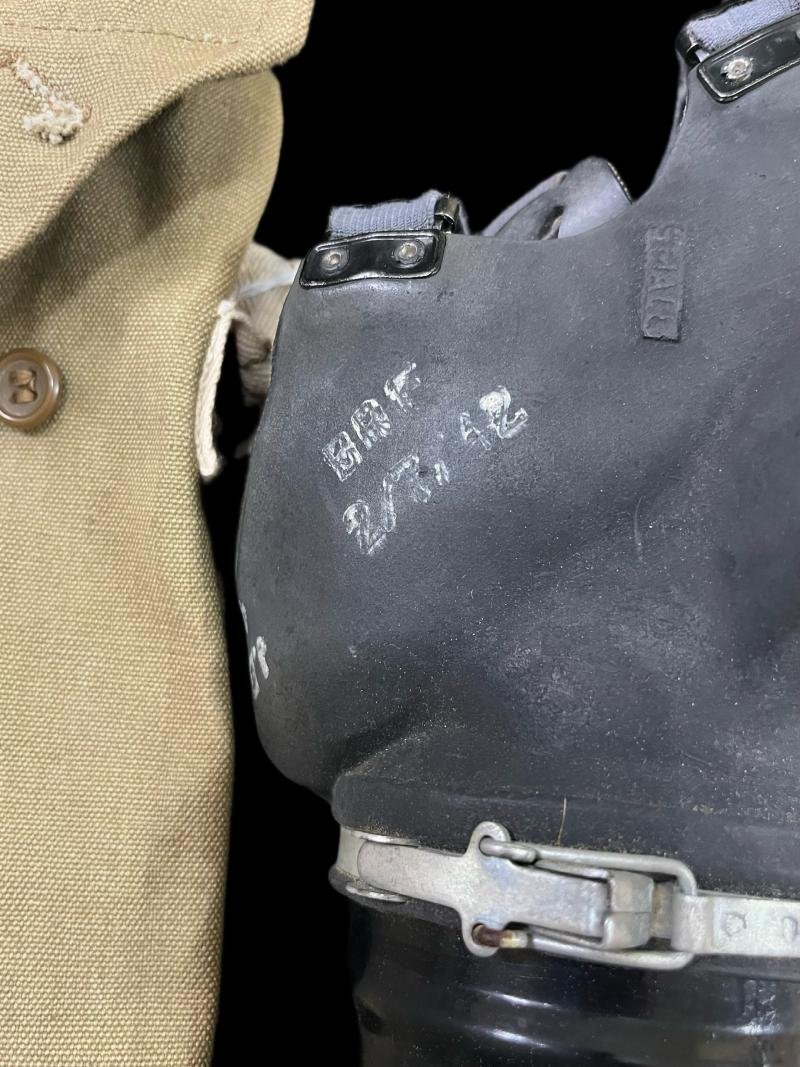WW2 BRITISH GAS MASK IN BAG — image 2
