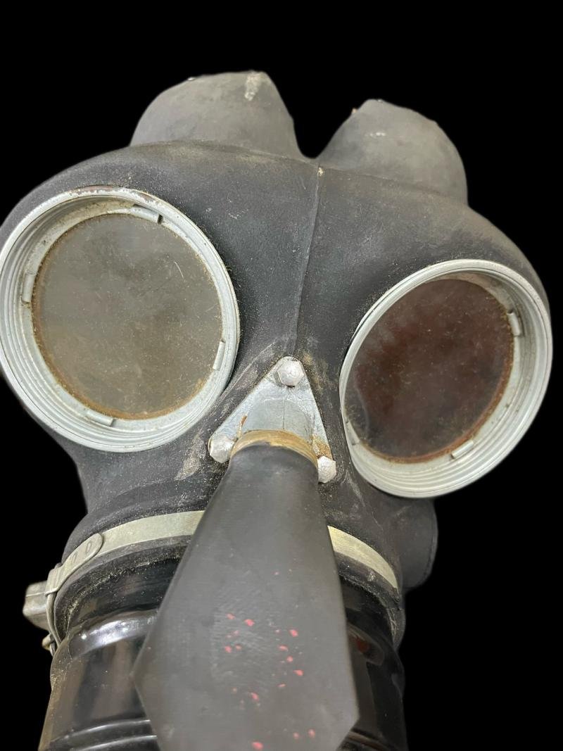 WW2 BRITISH GAS MASK IN BAG — image 3