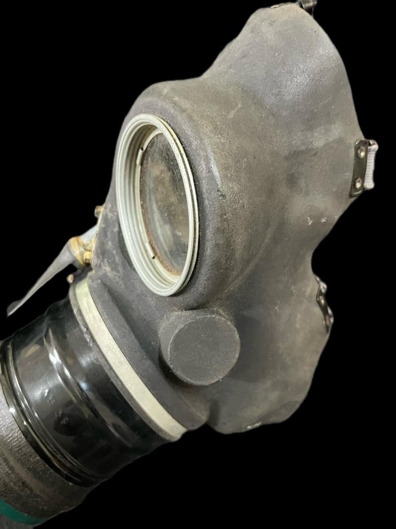 WW2 BRITISH GAS MASK IN BAG — image 4