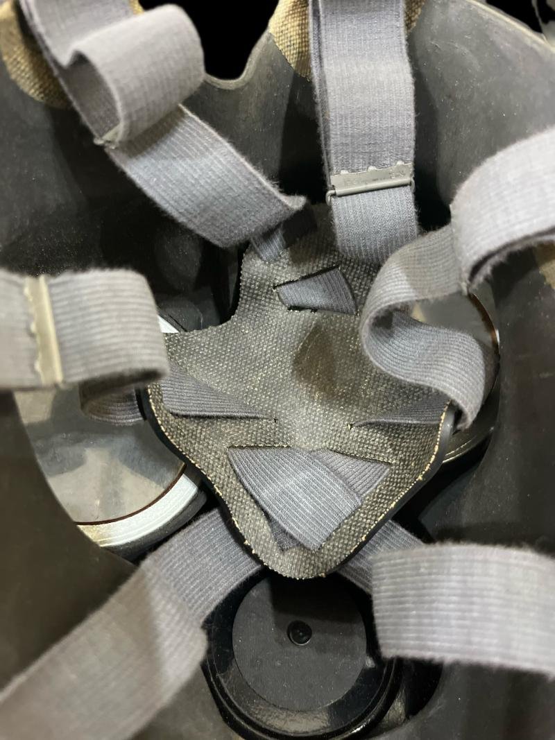 WW2 BRITISH GAS MASK IN BAG — image 5