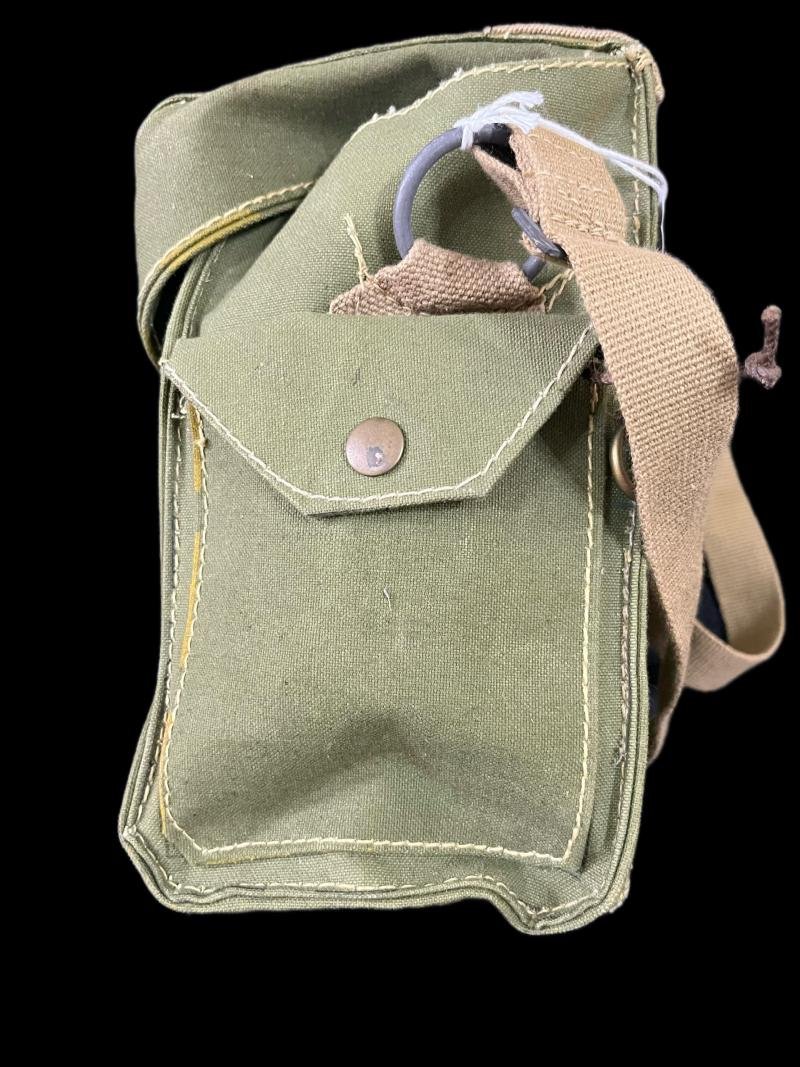 WW2 BRITISH LIGHT WEIGHT GAS MASK BAG — image 2