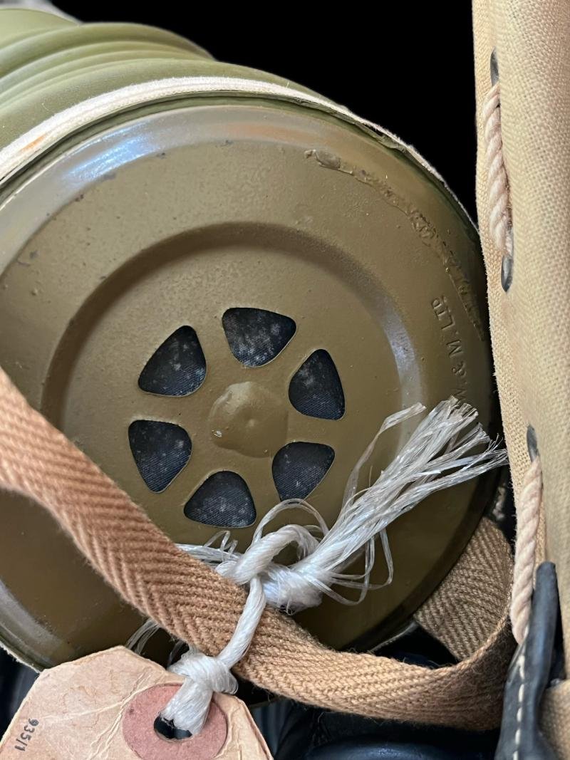 RARE WW2 BRITISH INJURY GAS MASK — image 3