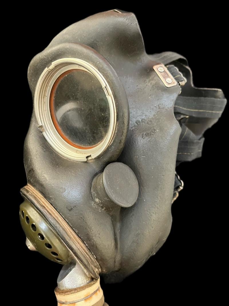 WW2 BRITISH MK.V GAS MASK WITH FILTER, BAG AND ANTI DIMMING — image 3