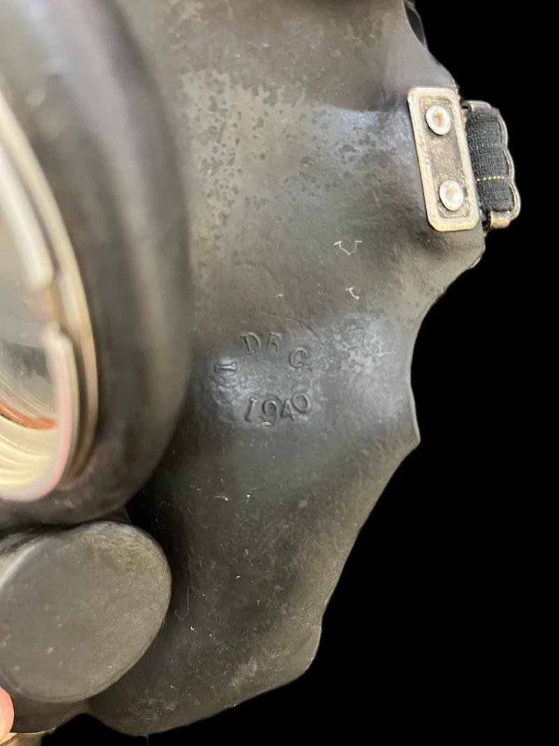 WW2 BRITISH MK.V GAS MASK WITH FILTER, BAG AND ANTI DIMMING — image 4