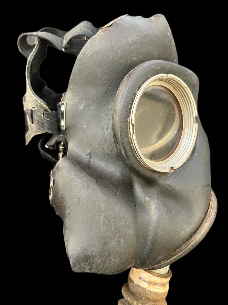 WW2 BRITISH MK.V GAS MASK WITH FILTER, BAG AND ANTI DIMMING — image 5