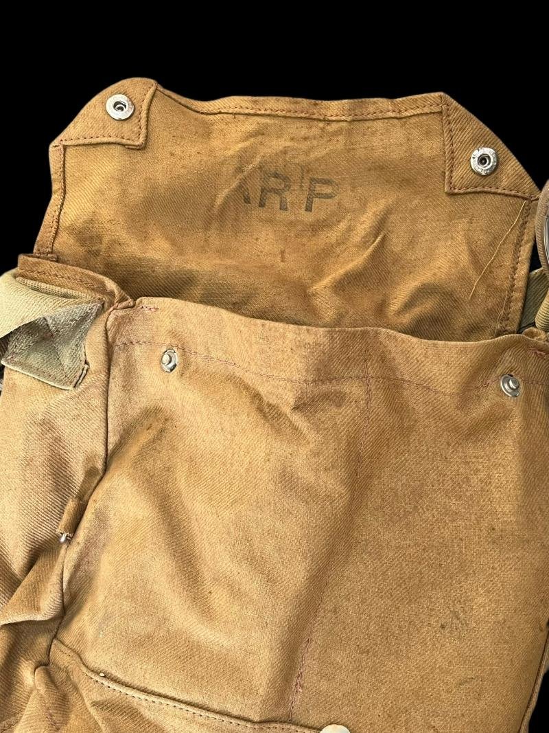 WW2 BRITISH MK.IV GAS MASK WITH FILTER AND BAG — image 2