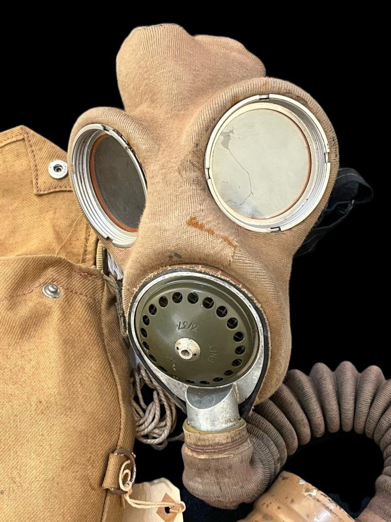 WW2 BRITISH MK.IV GAS MASK WITH FILTER AND BAG — image 3