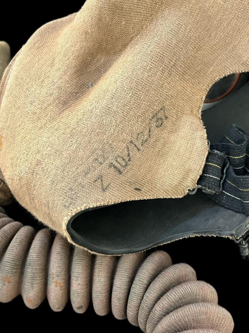 WW2 BRITISH MK.IV GAS MASK WITH FILTER AND BAG — image 6