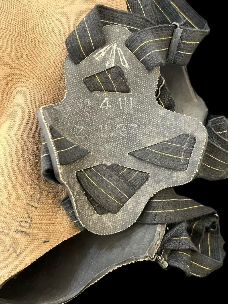 WW2 BRITISH MK.IV GAS MASK WITH FILTER AND BAG — image 7