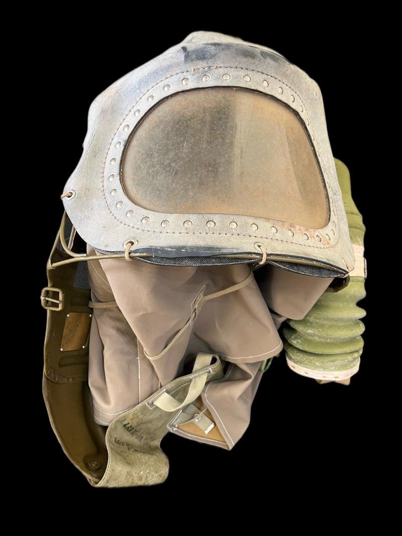 WW2 BRITISH BABY'S GAS MASK IN ORIGINAL BOX — image 2