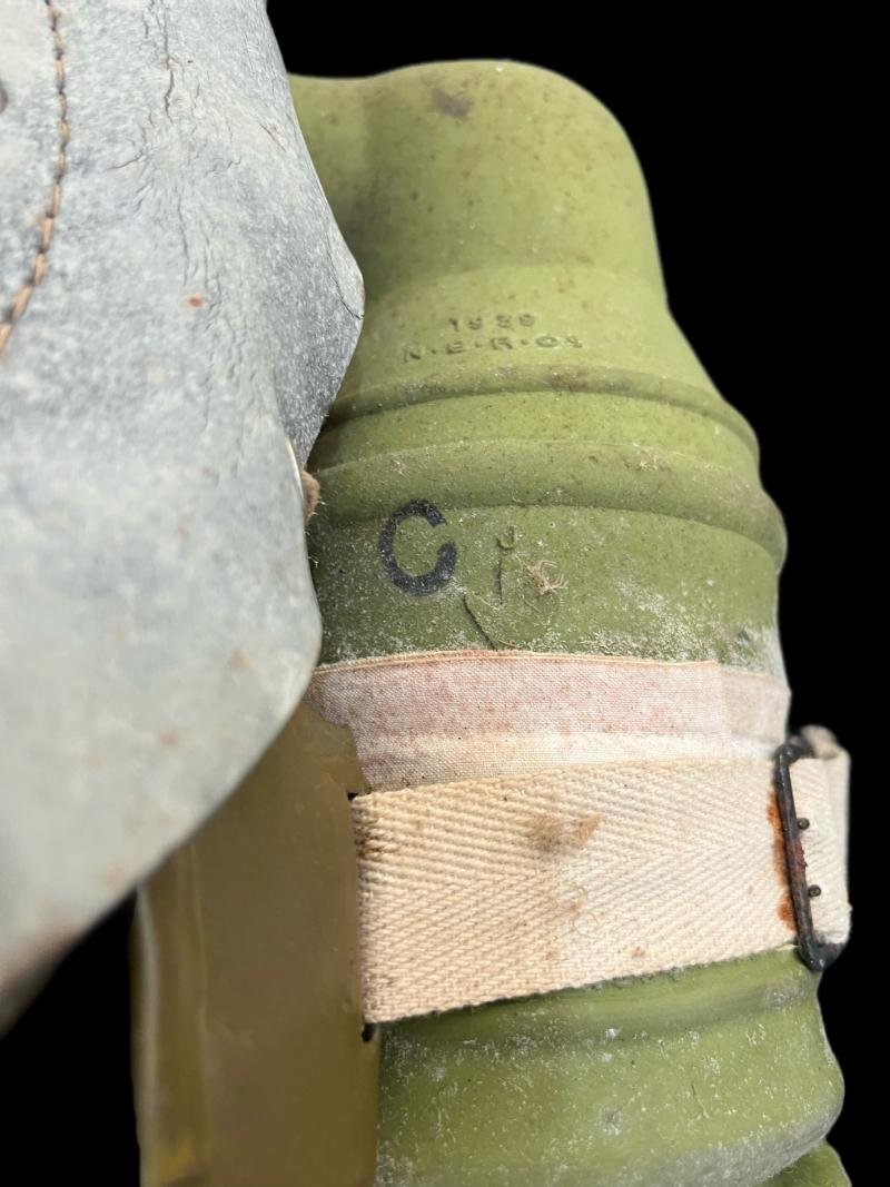 WW2 BRITISH BABY'S GAS MASK IN ORIGINAL BOX — image 4
