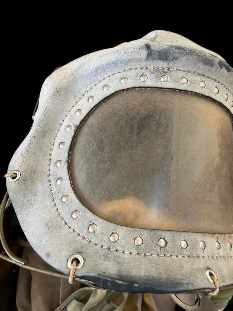 WW2 BRITISH BABY'S GAS MASK IN ORIGINAL BOX — image 6