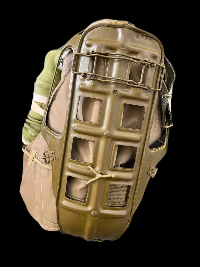 WW2 BRITISH BABY'S GAS MASK IN ORIGINAL BOX — image 7