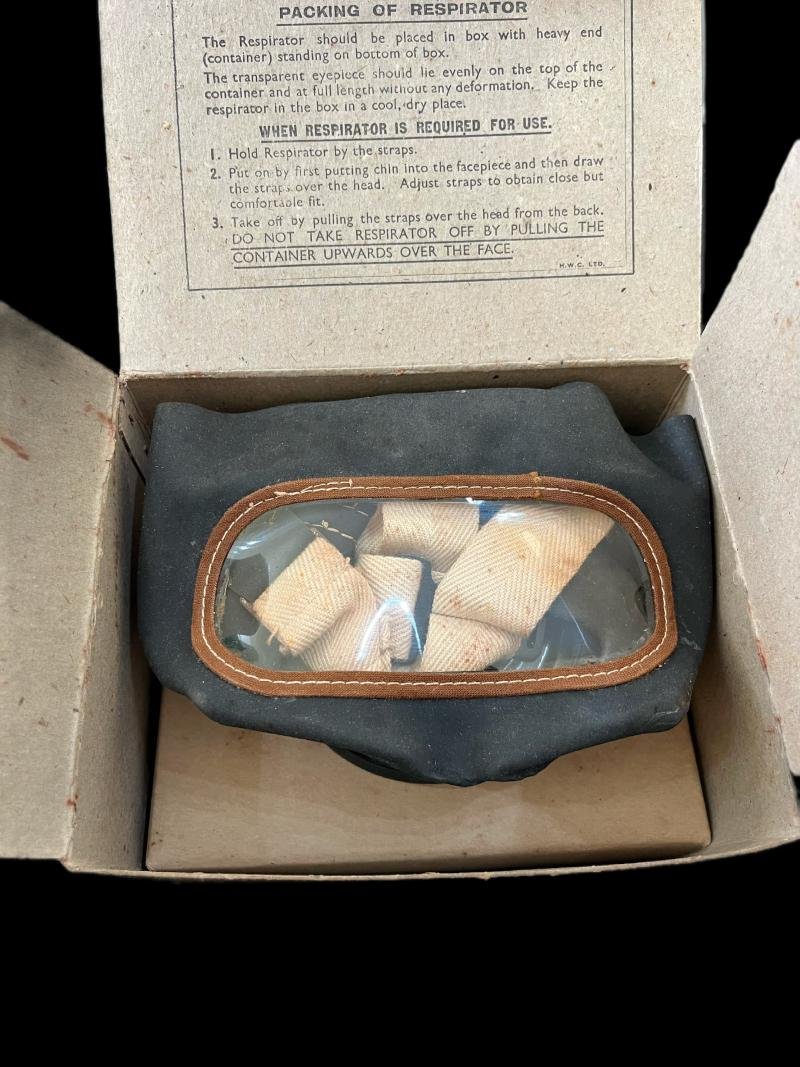 WW2 BRITISH CIVILIAN GAS MASK IN BOX — image 2