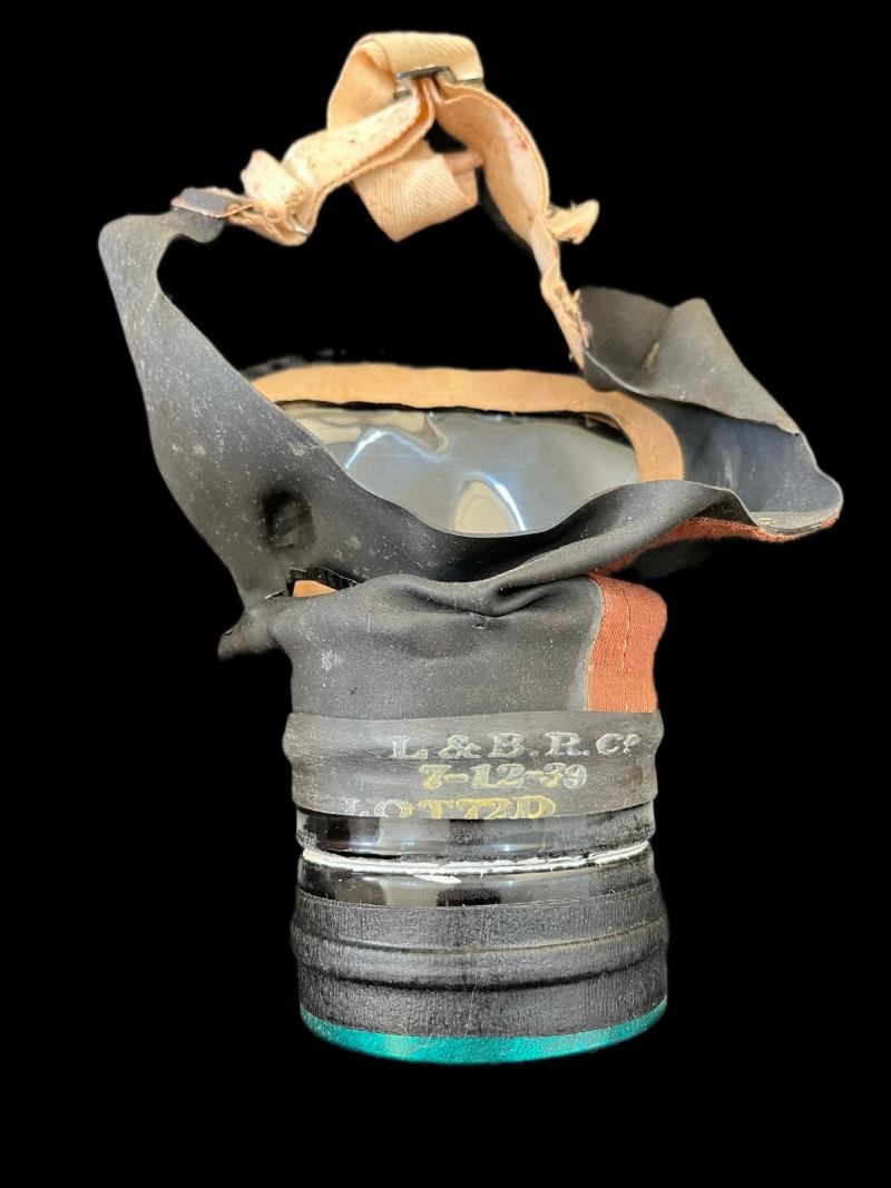 WW2 BRITISH CIVILIAN GAS MASK IN BOX — image 3