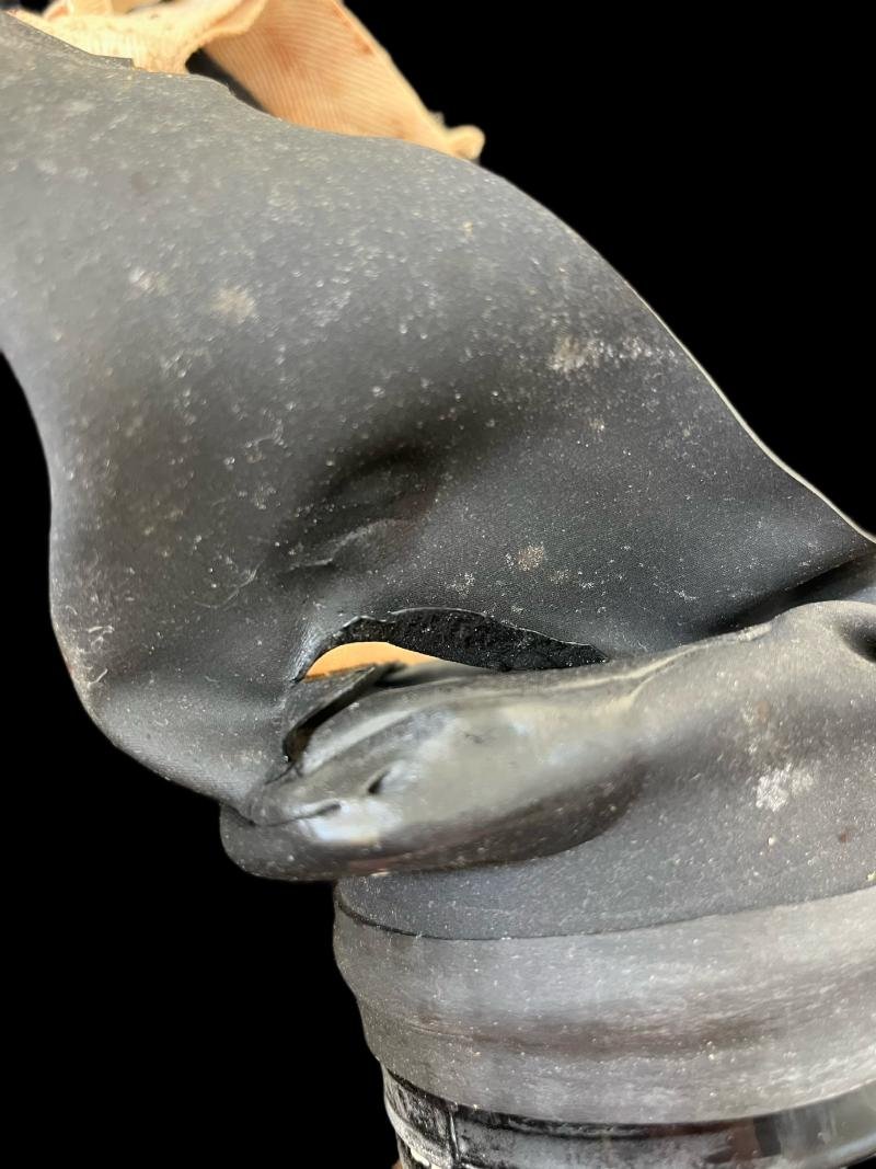 WW2 BRITISH CIVILIAN GAS MASK IN BOX — image 4