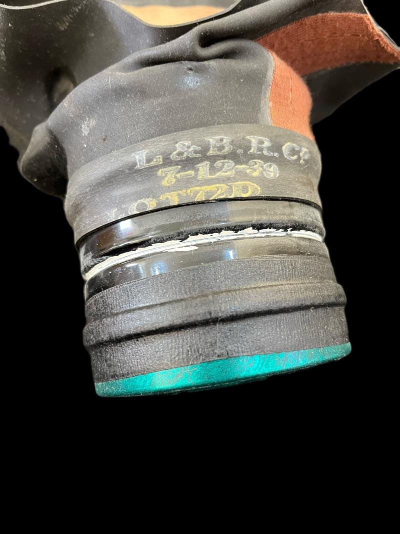 WW2 BRITISH CIVILIAN GAS MASK IN BOX — image 5