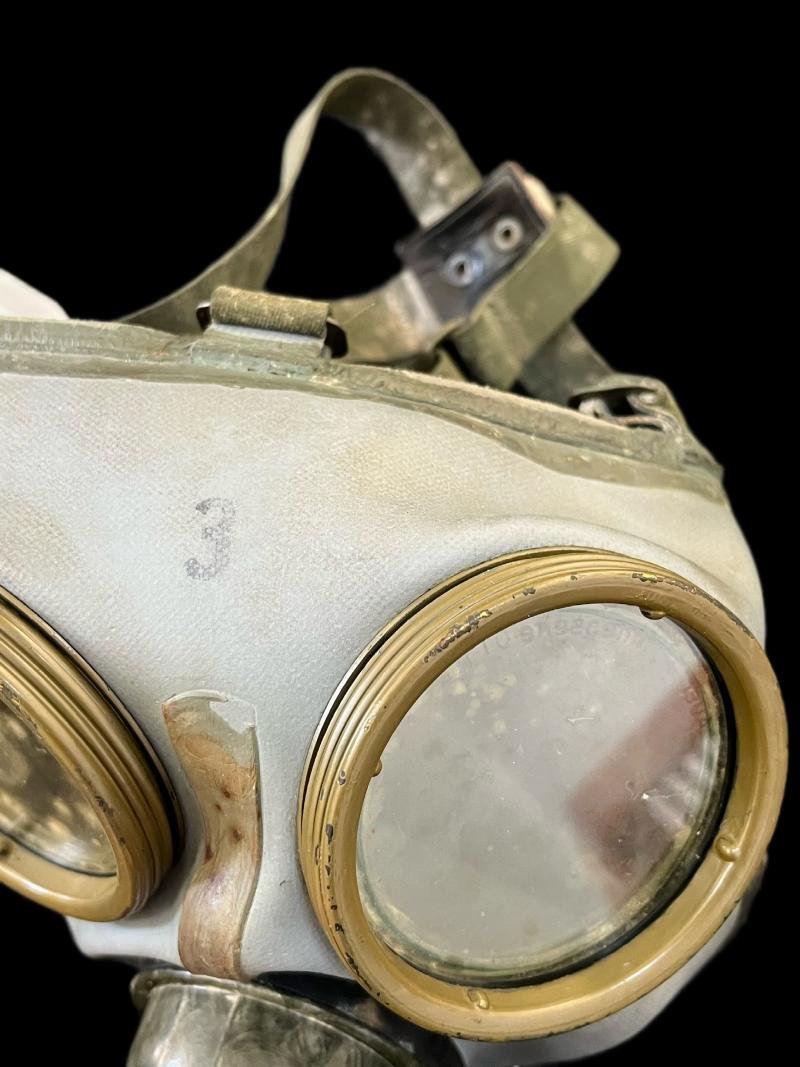 GERMAN AUER 735 GAS MASK — image 2