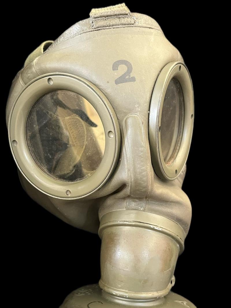 GERMAN GM54 GAS MASK WITH TIN — image 2