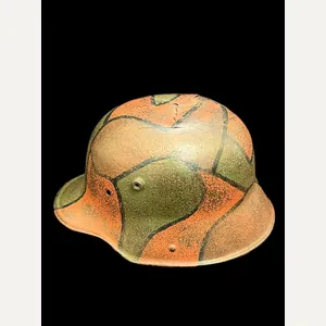 WW1 GERMAN M16/M17 CAMO HELMET (BATTLE DAMAGE)