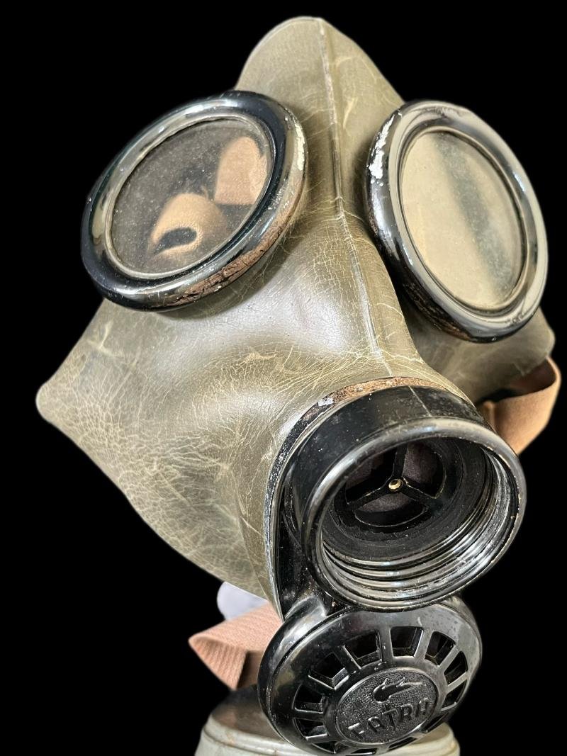 WW2 CZECH FATRA FM-3 GAS MASK AND FILTER — image 2
