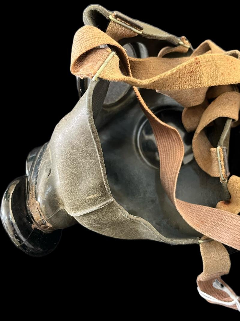 WW2 CZECH FATRA FM-3 GAS MASK AND FILTER — image 4