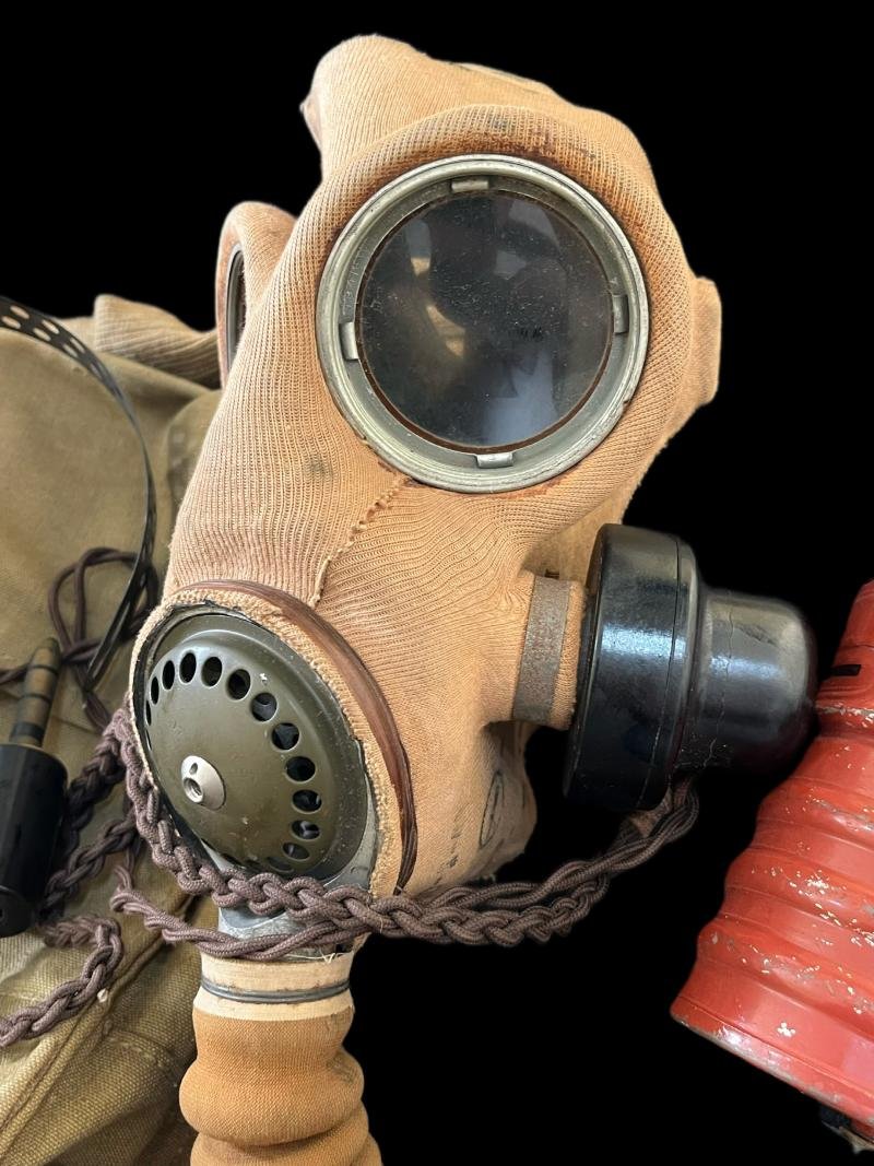 RARE WW2 BRITISH MK.IV TELEPHONE GAS MASK — image 2