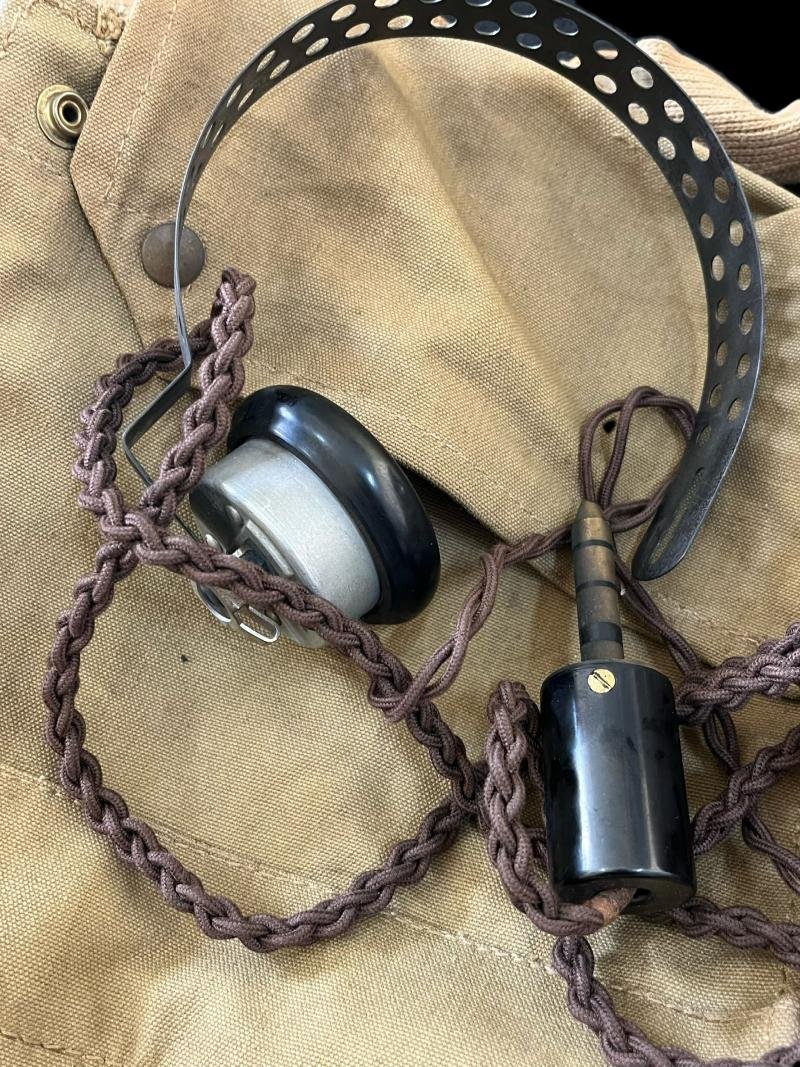 RARE WW2 BRITISH MK.IV TELEPHONE GAS MASK — image 3