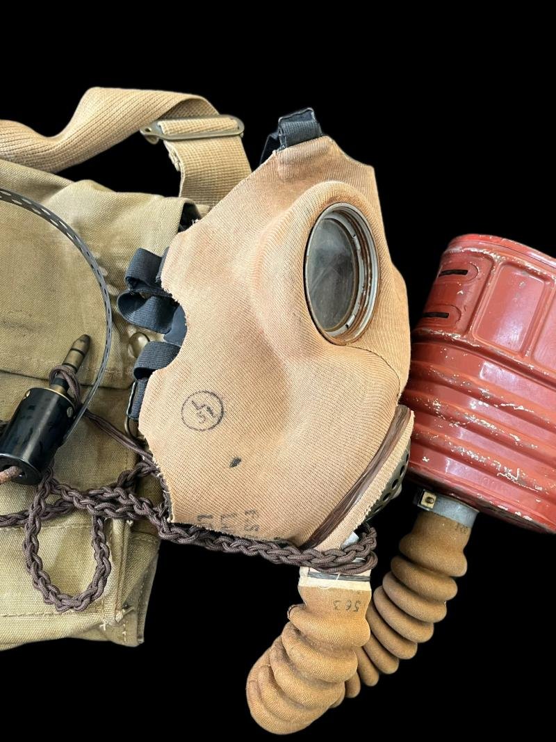 RARE WW2 BRITISH MK.IV TELEPHONE GAS MASK — image 5