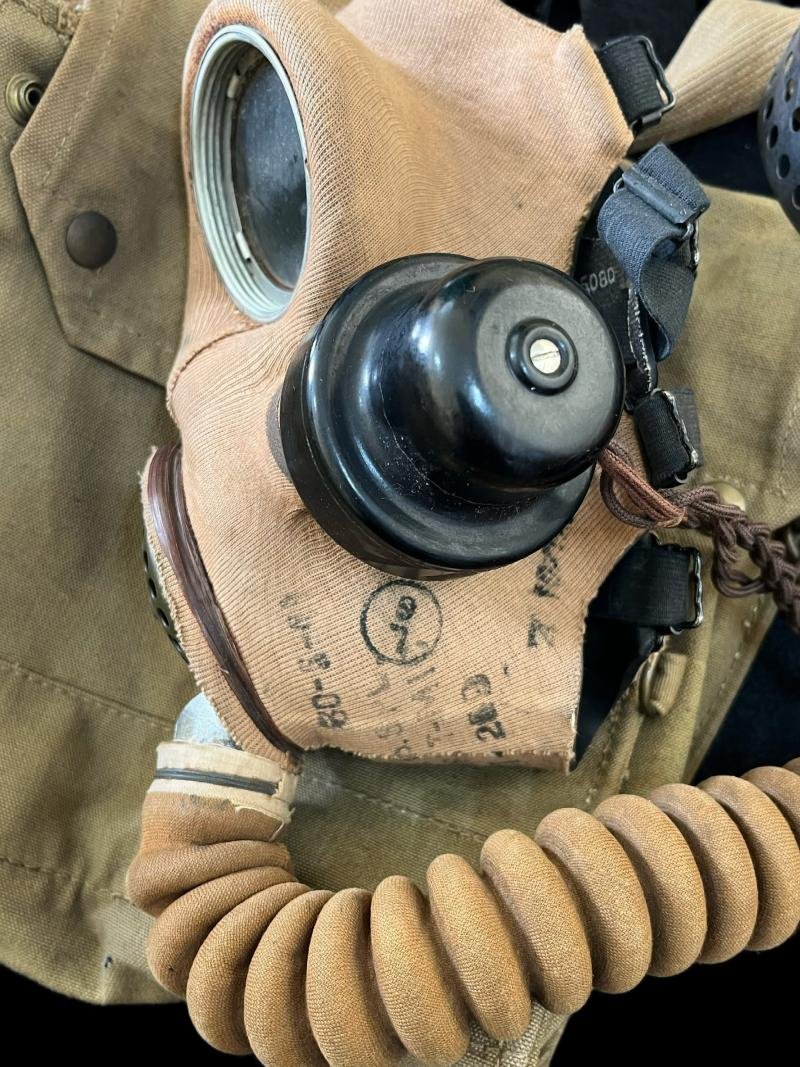 RARE WW2 BRITISH MK.IV TELEPHONE GAS MASK — image 6