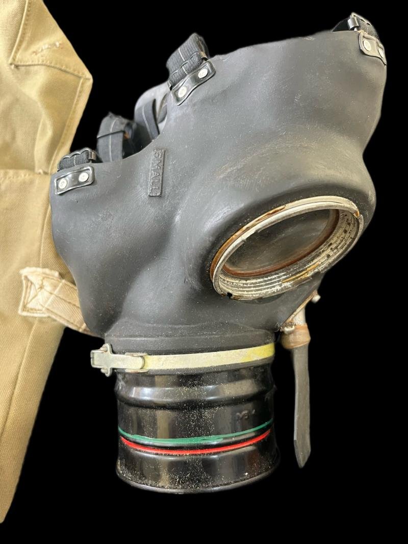 WW2 BRITISH CIVILIAN DUTY GAS MASK AND BAG — image 4