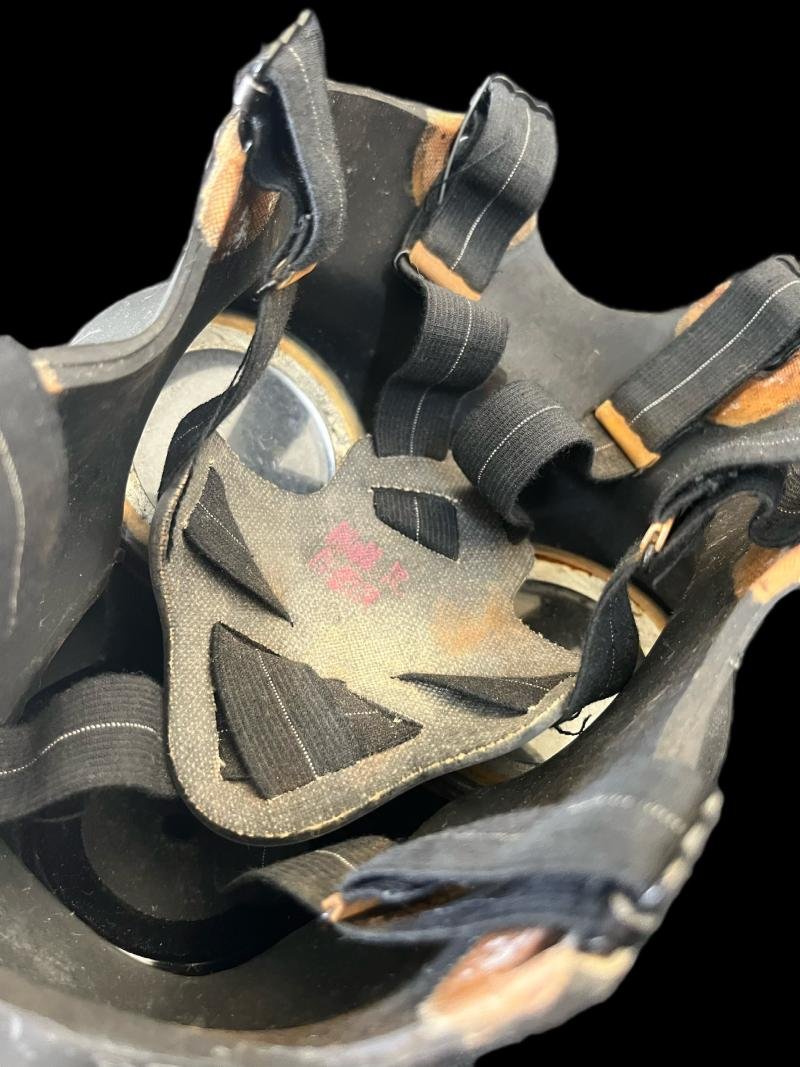 WW2 BRITISH CIVILIAN DUTY GAS MASK AND BAG — image 5